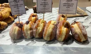 Pyszne pączki z dżemem malinowym, wanilią i czekoladą – tradycyjne jedzenie w Londynie.