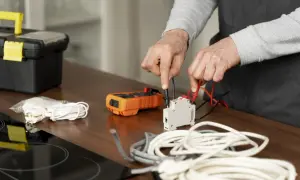 Jak podłączyć przedłużacz bezpiecznie i uniknąć zagrożeń elektrycznych