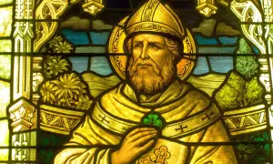 Vitral de San Patricio, con su trébol verde, celebrando el día de San Patricio.