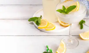 Mrożony drink z cytrynami i miętą, idealny na upalne dni. Zastanawiasz się, ile procent ma limoncello? Ten orzeźwiający napój z pewnością Cię zachwyci!