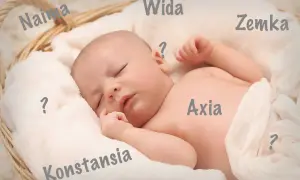 Sovande bebis i korg med magiska namn tjej som Naima, Wida, Zemka, Axia och Konstansia.