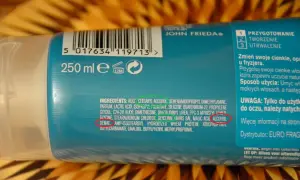 Skład kosmetyku John Frieda zawiera alkohol, np. Cetearyl Alcohol i Alcohol Denat.