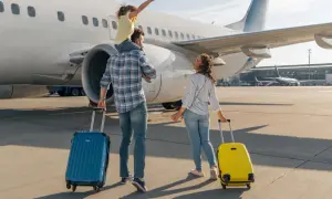 Rodzina z walizkami na lotnisku Radom. Jakie linie latają z Radomia? Wkrótce się przekonamy!