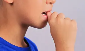 Dlaczego dziecko obgryza paznokcie i jak temu zapobiec?