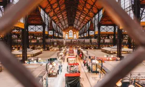 Blick in die riesige Markthalle von Budapest. Hier gibt es viele Buden mit Lebensmitteln und Souvenirs – ein Muss für Budapest Geheimtipps.