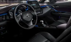 Interiör i en Toyota C-HR Hybrid. En del tycker att den blå accentbelysningen är en charmig detalj, andra ser det som ett potentiellt toyota chr problem.