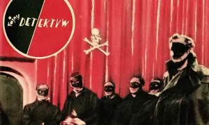 Grupa zamaskowanych postaci w czarnych strojach, na czerwonym tle z symbolem czaszki i piszczeli. Może to być scena z tajemniczej czarnej mszy.