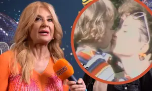 Majka Jeżowska w pomarańczowej kreacji, w tle zdjęcie z dzieciństwa, gdzie całuje syna. Piosenkarka wspomina: "A ja wolę moją mamę".