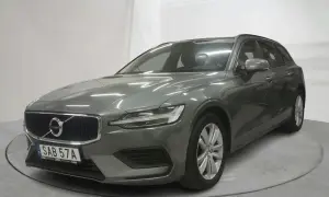 Grå Volvo V60 D4, en elegant kombi med modern design, redo för nya äventyr.