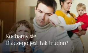 Smutna rodzina patchworkowa: ojciec zamyślony, matka tuli dziecko, starsza córka patrzy z boku.