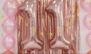 Globos rosas y dorados con estrellas, formando el número 11. ¡Ideas para celebrar tu cumpleaños!