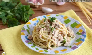 Spaghetti conditi con tonno in scatola, prezzemolo e aglio. Un piatto semplice e gustoso.