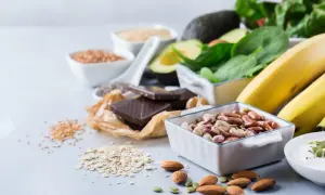 Bönor, mandlar, bananer, avokado, spenat och mörk choklad – bra källor till magnesium för gravida.