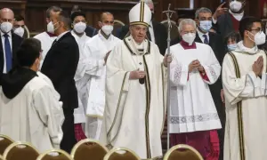 Papież Franciszek w białej szacie z krzyżem, otoczony przez duchownych w strojach liturgicznych. Obraz upamiętnia imieniny Franciszka.
