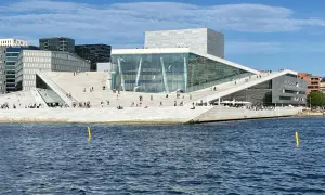 Oslo w jeden dzień: spacer po dachu Opery Narodowej, podziwianie nowoczesnej architektury i widoku na fiord.