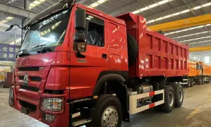 Camion benne rouge brillant, prêt pour le travail. Sa robustesse suggère une faible consommation pour sa catégorie.