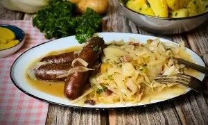 Herzhaftes bayrisch Kraut mit drei Würsten, Zwiebeln und Speck. Dazu Salzkartoffeln und Petersilie.
