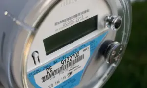 Zbliżenie na licznik energii elektrycznej z widocznym oznaczeniem typu i numerem seryjnym, sugerującym taryfę G12W Tauron.