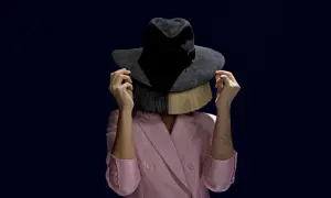 Sia w różowym żakiecie i kapeluszu zasłaniającym twarz, z blond włosami i frędzlami. Tekst "cheap thrills" idealnie pasuje do tej stylizacji.