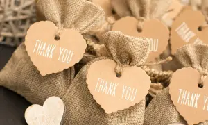 Urocze woreczki z juty z serduszkami "Thank You" – świetne podziękowania dla świadków pomysły na ślub.