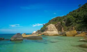Turkusowa woda i ogromne głazy na plaży. Idealne miejsce, by zobaczyć piękno Koh Samui.