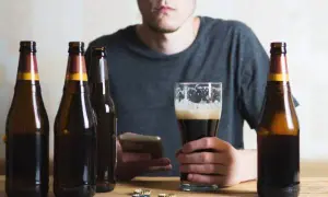 Ibuprom i alkohol: Czy można łączyć? Ryzyko i zasady bezpieczeństwa