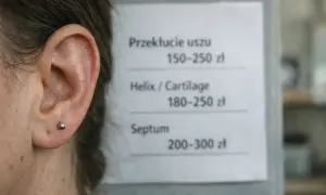 Cennik przekłuć: ucho 150-250 zł, helix 180-250 zł, septum 200-300 zł.