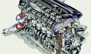 Przekrój silnika BMW M52 z widocznymi tłokami, wałkami rozrządu i turbosprężarką.