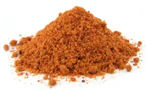 Kupa przyprawy tandoori masala na białym tle.
