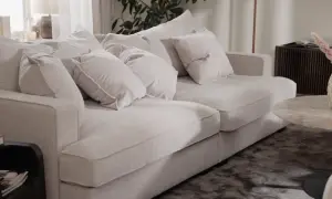 En ljus, fluffig soffa med många kuddar. Perfekt för att mysa i efter att du valt att impregnera soffan för extra skydd.