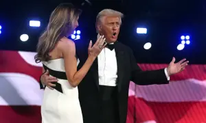 Donald Trump w smokingu, z żoną Melanią, na tle amerykańskiej flagi. Wiek Donalda Trumpa nie jest widoczny na zdjęciu.