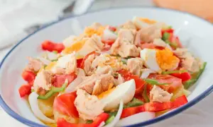 Ensalada campera con atún desmigado, huevo duro, tomate, pimiento y cebolla. Un plato fresco y completo.