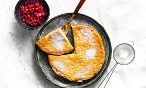 Puszysty omlet z airfryera, posypany cukrem pudrem, podany z żurawiną. Idealny na śniadanie.