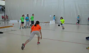 Niñas jugando a balón prisionero, usando el **visual thinking** para anticipar el movimiento de la pelota.