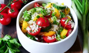 Frischer Reissalat mit Tomaten, Gurken und Paprika. Ein leichtes und gesundes reissalat rezept für den Sommer.