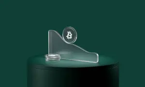 Kryptowaluty spadają, symbolizując co to bessa. Bitcoin na szczycie pochylonej platformy, obok stos monet.