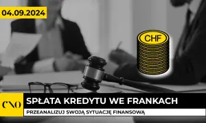 Młotek sędziowski, stos monet CHF i dokumenty na tle osób w garniturach.