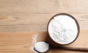 Biały proszek w miseczce i na łyżce. To soda oczyszczona, czyli sodium bicarbonate. Co to jest? Wszechstronny środek.