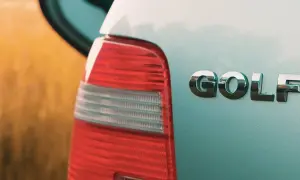 Tylna lampa i chromowane logo GOLF na jasnoniebieskim lakierze. Może czas na wymianę żarówki w golf 4 przód?