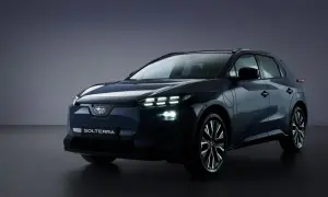 Ciemnogranatowy Subaru Solterra z włączonymi światłami LED, prezentujący nowoczesny design SUV-a elektrycznego.