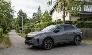 Grå Peugeot 3008 automat parkerad på en villagata. Kanske ett problem med automatlådan?