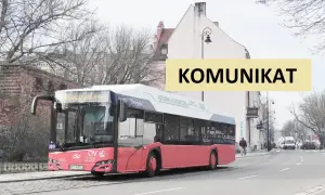 Autobus elektryczny linii K1 Krotoszyn-Ostrów Wlkp. na ulicy. Komunikat na żółtym tle.