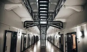 Odwieszenie wyroku: kiedy skazany musi wrócić do więzienia?