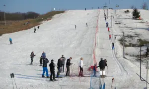 Ludzie jeżdżą na nartach na stoku narciarskim, szukając miejsca, gdzie na narty w Kujawsko-Pomorskiem.