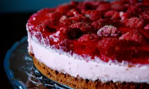 Pyszny tort z malinami i galaretką, idealny, gdy zastanawiasz się, jak ubić mascarpone z galaretką.
