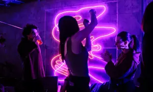 Ludzie tańczą przy neonach, słuchając najpopularniejszych piosenek.