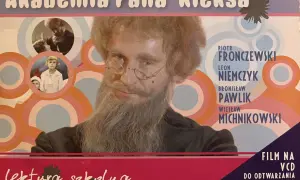Piotr Fronczewski jako Pan Kleks w filmie "Akademia Pana Kleksa". Obok niego wizerunki dzieci i napisy.
