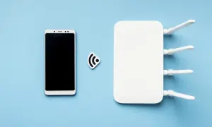 Smartfon i router Wi-Fi, symbolizujące tethering.