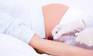 Pobieranie krwi u ciężarnej do badań, które mogą wykazać wysoki cholesterol w ciąży.
