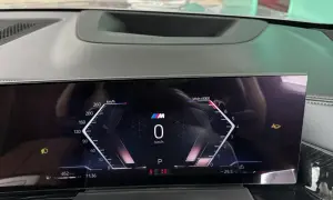 Cruscotto digitale con tachimetro, contagiri e icona di avviso di collisione anteriore attiva.